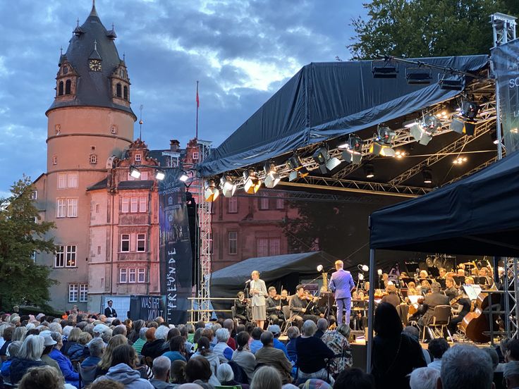 „Open-Air Theater live“ vor der stimmungsvollen Kulisse des Detmolder Residenz-Schlosses